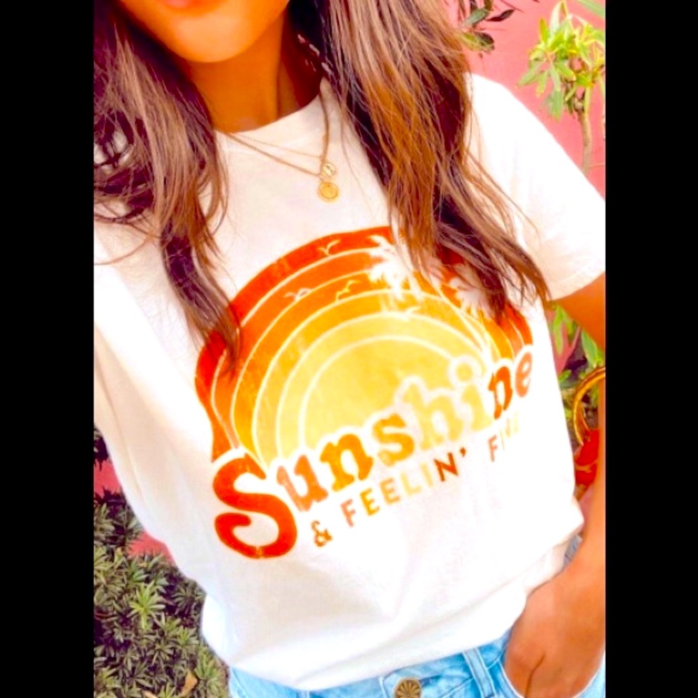 Vintage Style SUNSHINE & FEELIN’ FINE ☀️ Distressed Cream Short Sleeve T-Shirt - Picture 5 of 6